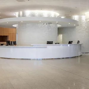 Hilton Helsinki Airport מלון